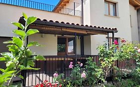 Casa Julio, bonita casa cómoda y espaciosa, totalmente reformada con terraza y jardin privado